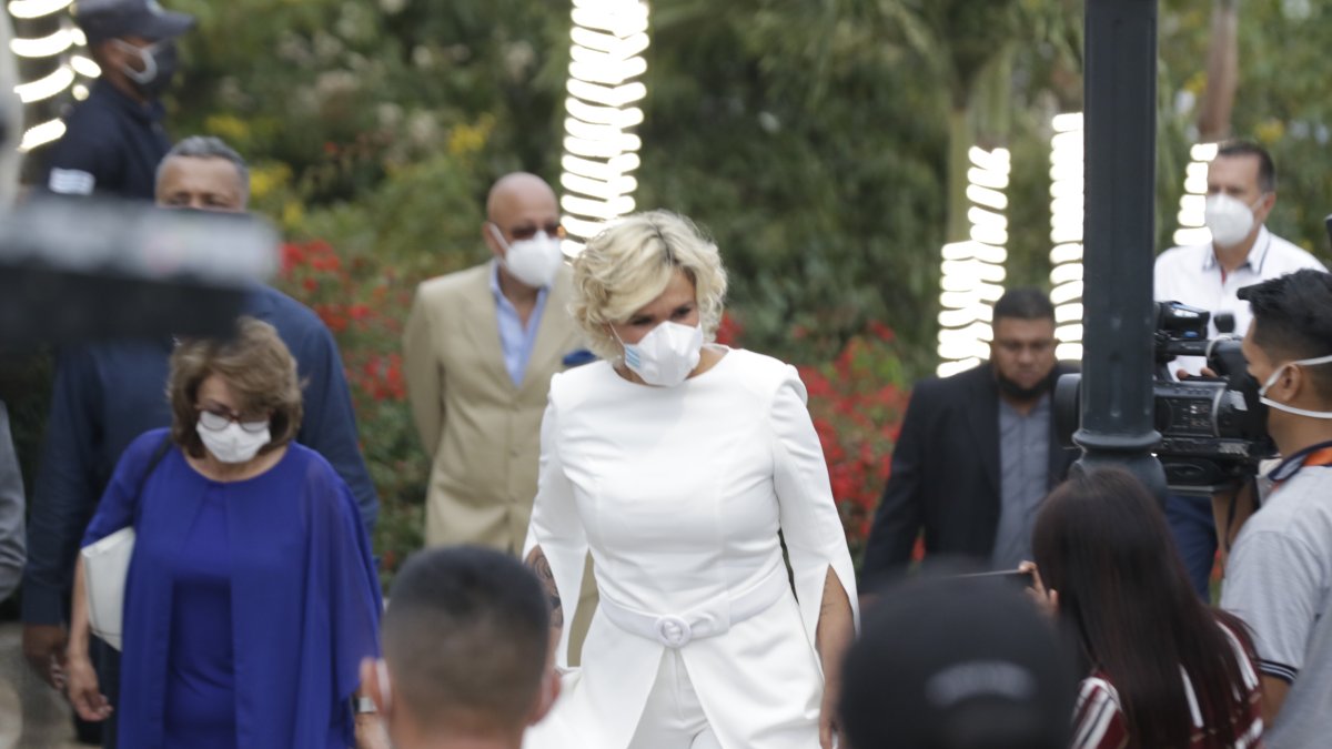 La alcaldesa, en su arribo a la sesión solemne por la Fundación de Guayaquil.