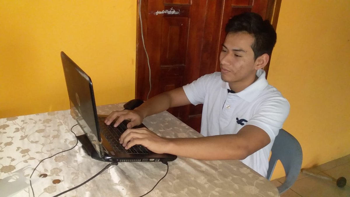 Muchos aspirantes no lograron inscribirse durante la mañana.