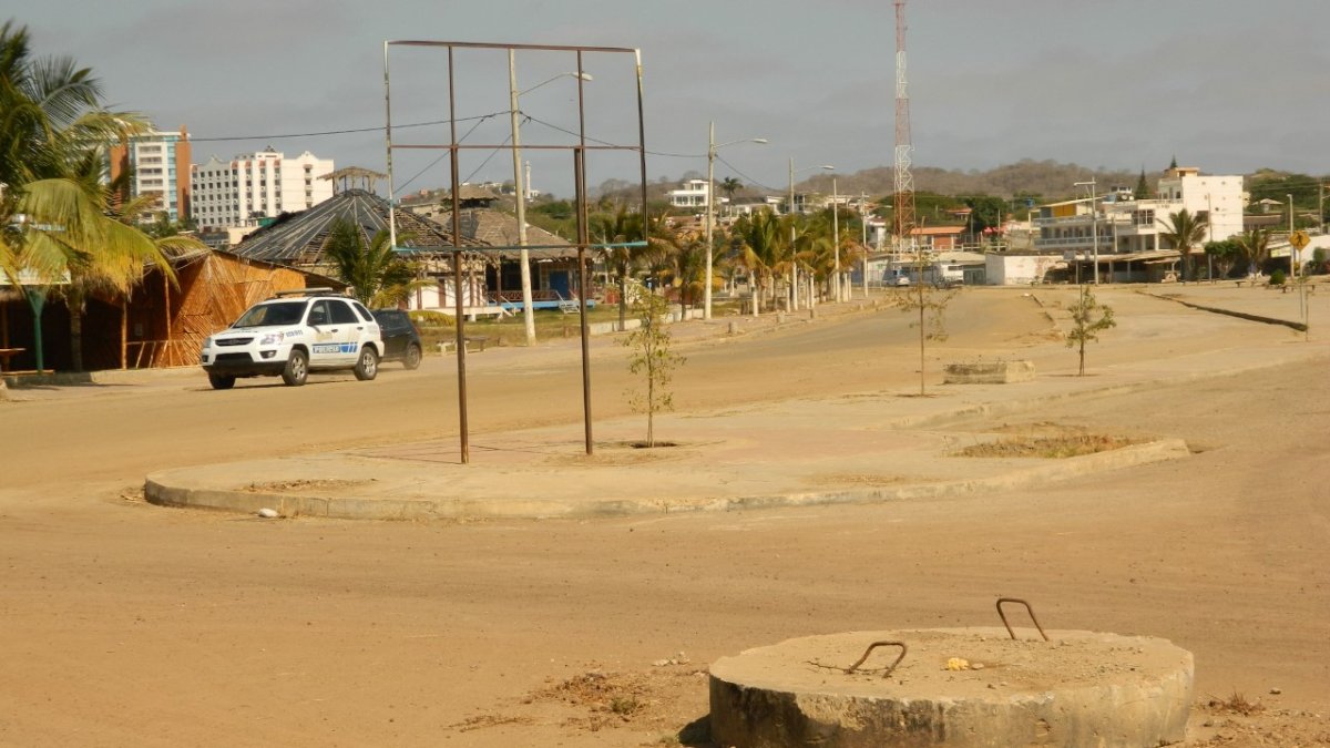 La cámara de alcantarillado está donde termina la primera etapa del nuevo malecón.