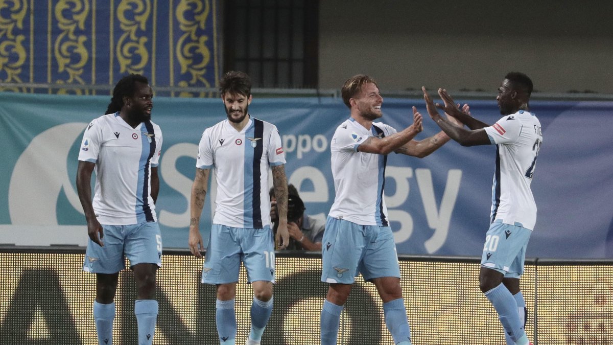 Felipe Caicedo (d), atacante del Lazio, felicita a Ciro Immobile, autor de una triplete frente al Verona.
