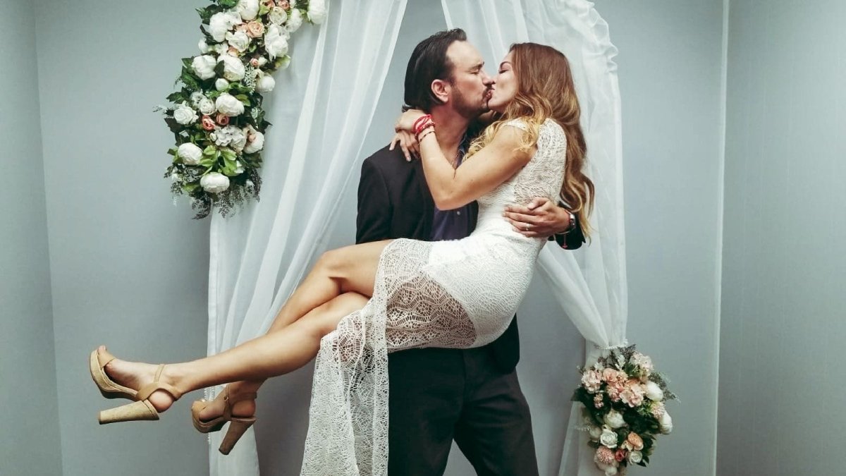 El artista y Diana Delgado durante su boda.