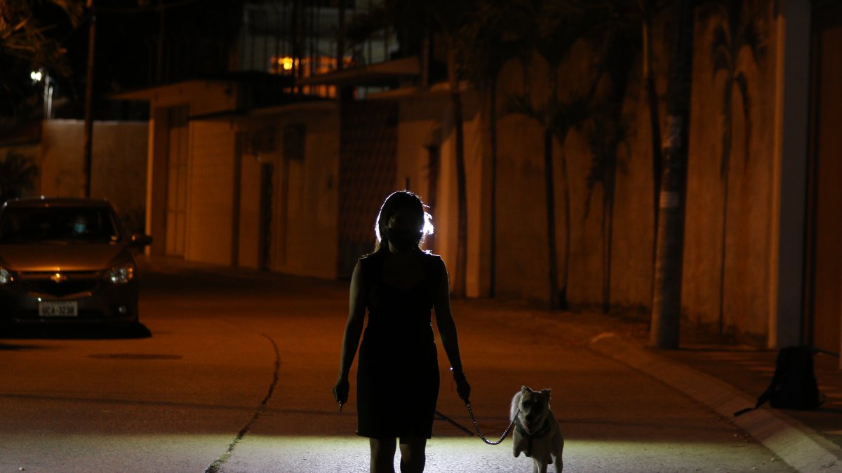 Entorno. Salir a pasear por las noches implica recorrer calles oscuras y desoladas. 