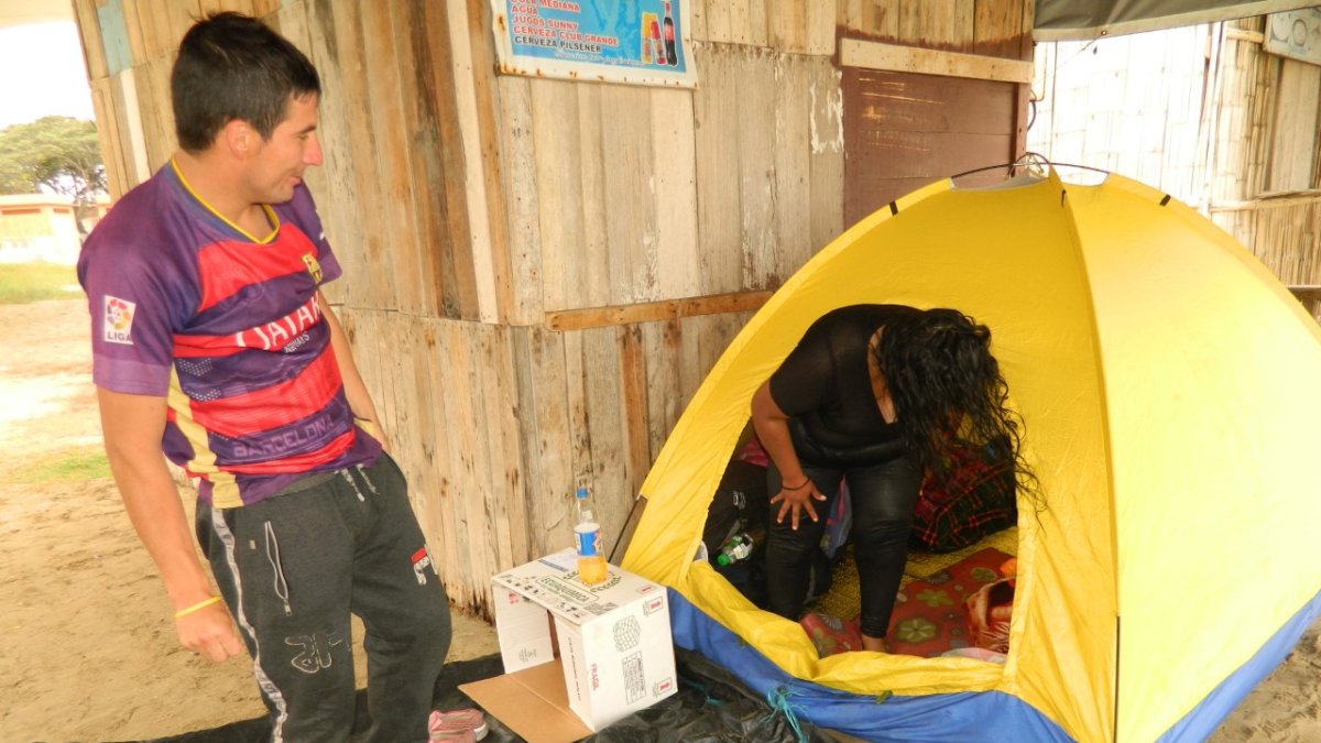 Hecho. En las cabañas es posible ver a familias enteras en las noches y en la mañana, antes de que los comercios en el cantón empiecen a funcionar.