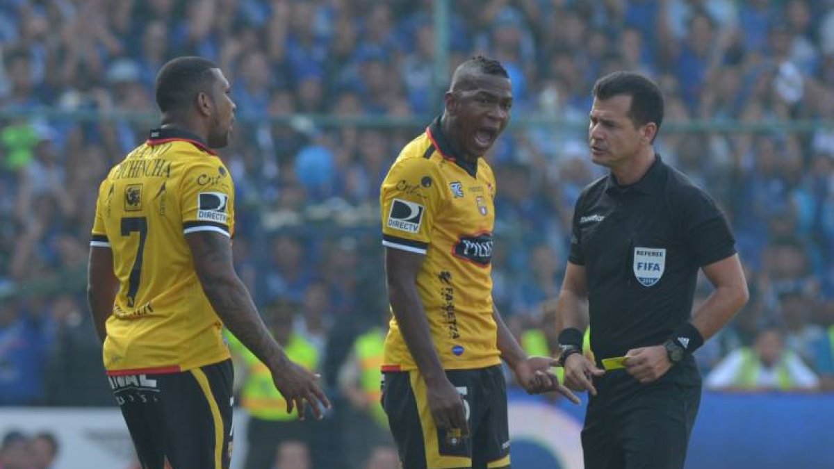 Carlos Vera expulsó a Álex Bolaños, quien en sus ocasiones agredió a su hermano Miller, en la final del año 2014.