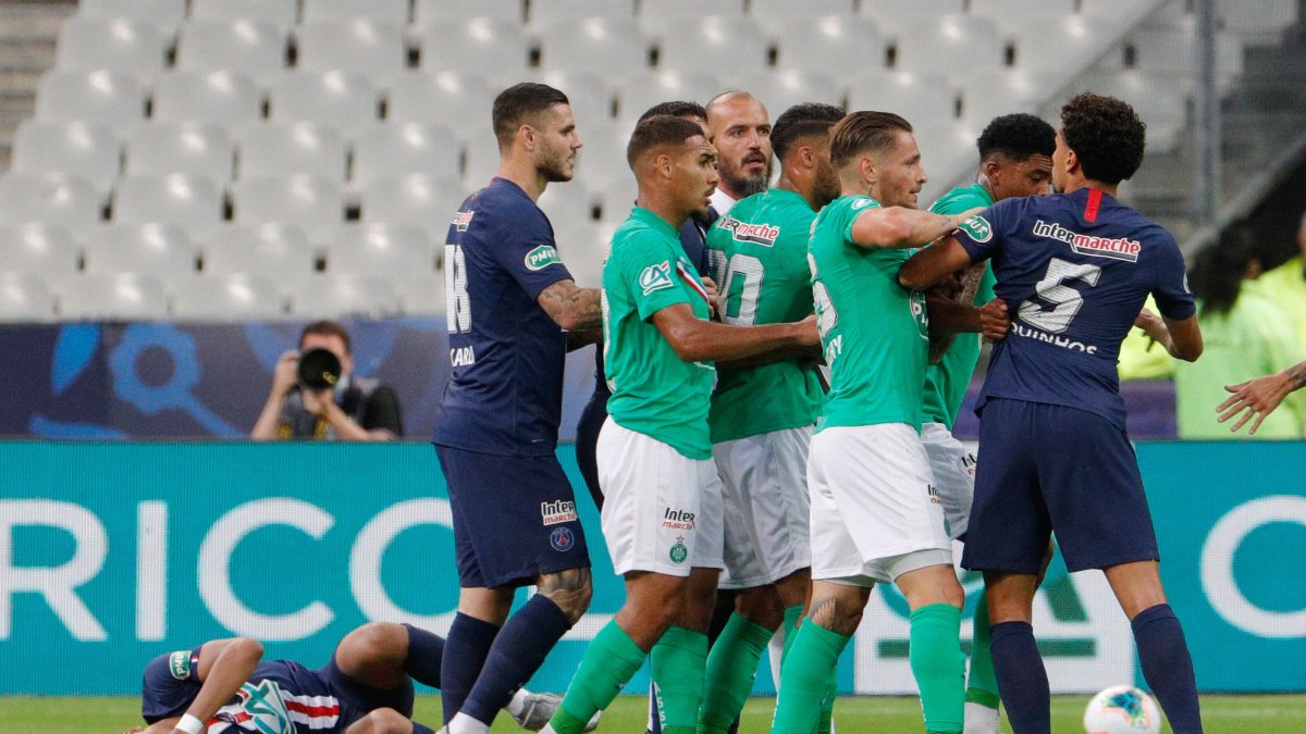 Kylian Mbappe (i) resultó lesionado en la última jornada de la Copa Francia, ante el Saint-Etienne.