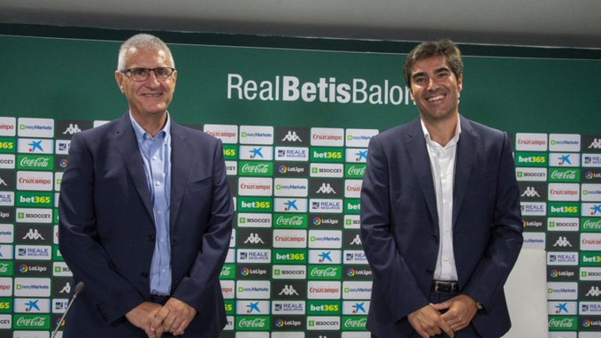 Antonio Cordón (i) junto a Ángel Haro, presidente actual del Betis durante la presentación oficial, esta mañana, en España.