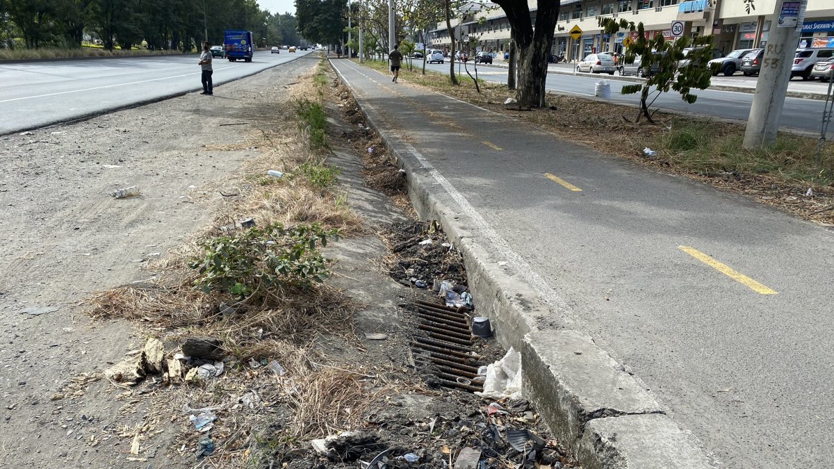 Hecho. Así permanecen algunos tramos de vía a la costa, con basura y plástico cerca de la arteria.