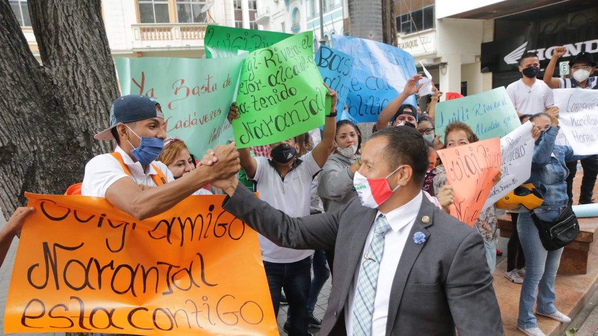 El alcalde de Naranjal, Luigi Rivera, saluda a ciudadanos que fueron a apoyarlo en los exteriores de la Fiscalía.