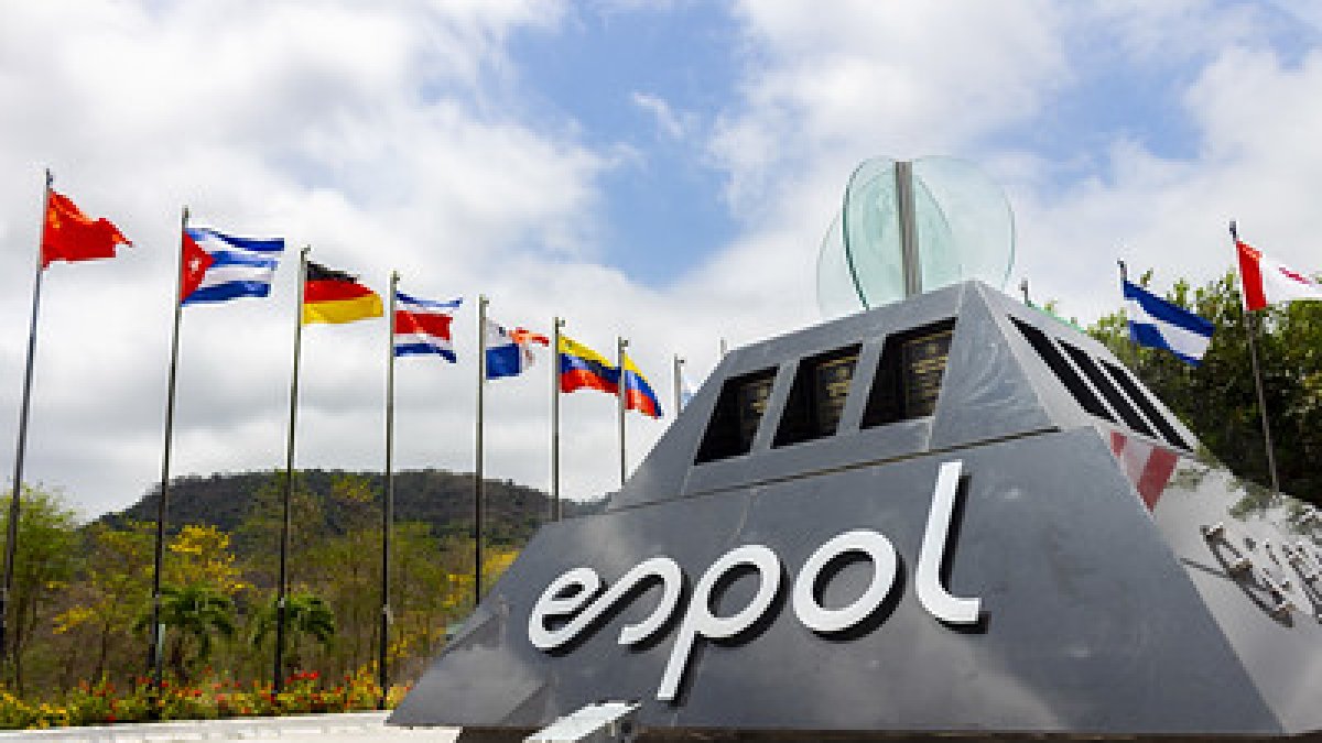 El emblema de la Espol ubicado frente al edificio del Rectorado. En 2015, la entidad fue declarada por la Senescyt como la mejor universidad del país.