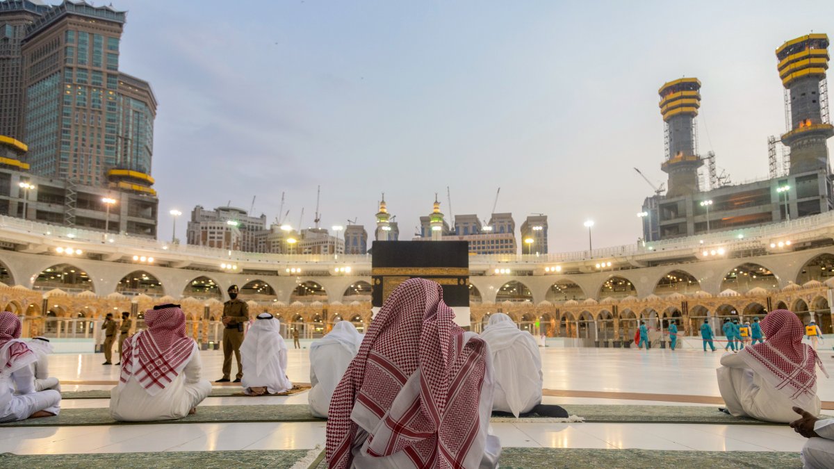 Preparativos para la temporada de peregrinación del Hajj, que empieza mañana, en el santuario de la Gran Mezquita, en La Meca.
