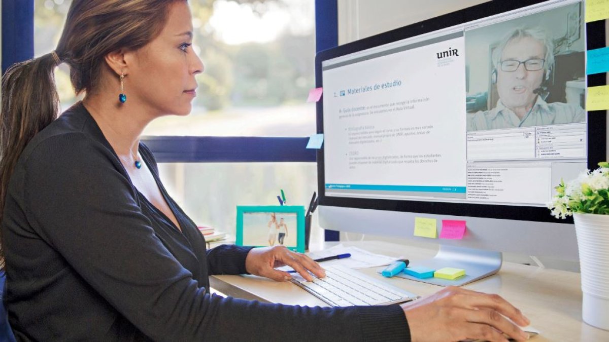 El gran reto educativo en estos momentos es impulsar la alfabetización digital de los docentes y, a su vez, fomentar en ellos una actitud favorable hacia el uso de las nuevas tecnologías en las aulas.