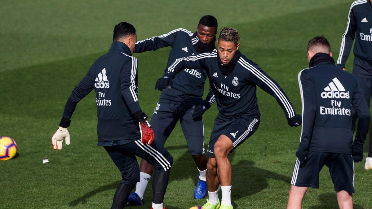 Los jugadores del Real Madrid Mariano Díaz durante uno de los entrenamientos previos.