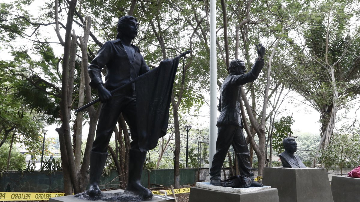 Obra. En total serán cinco estatuas y bustos que contará la plazoleta.