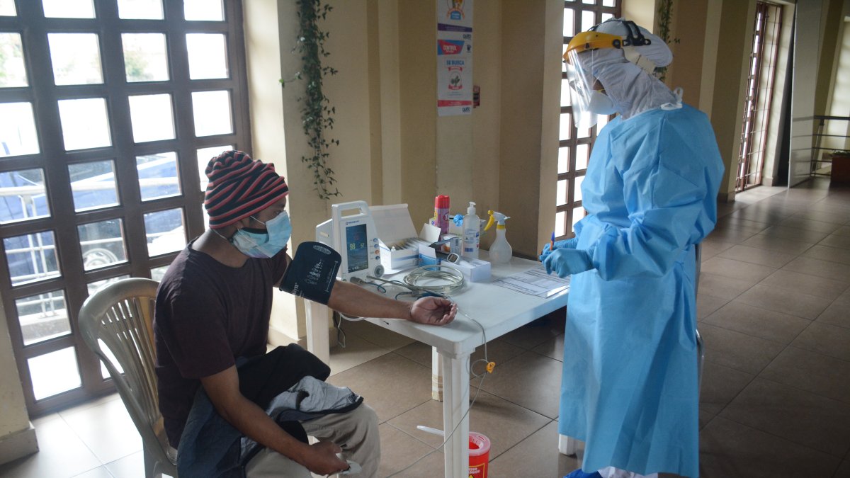 Centro de triaje instalados en Quito atienden a pacientes con síntomas del nuevo virus.