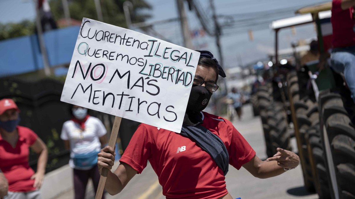 SAN JOSÉ (COSTA RICA). Grupos sociales se manifiestan este lunes, por las calles de San José en contra de las medidas económicas aplicadas por el Gobierno durante la pandemia del COVID-19.