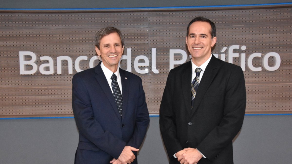 Andrés Baquerizo junto a Mario Paz y Miño, presidente del Directorio del Pacífico.