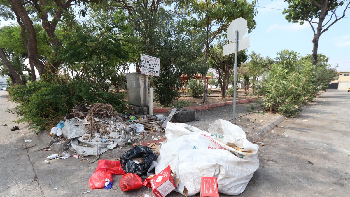 Situación. Algunos parques de la ciudadela se han convertido en botaderos informales.