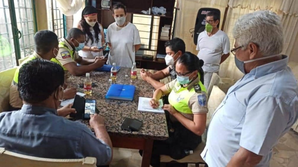 Hecho. Cada vez son más las familias que acuden a la Policía para instalar el botón de pánico en sus teléfonos.