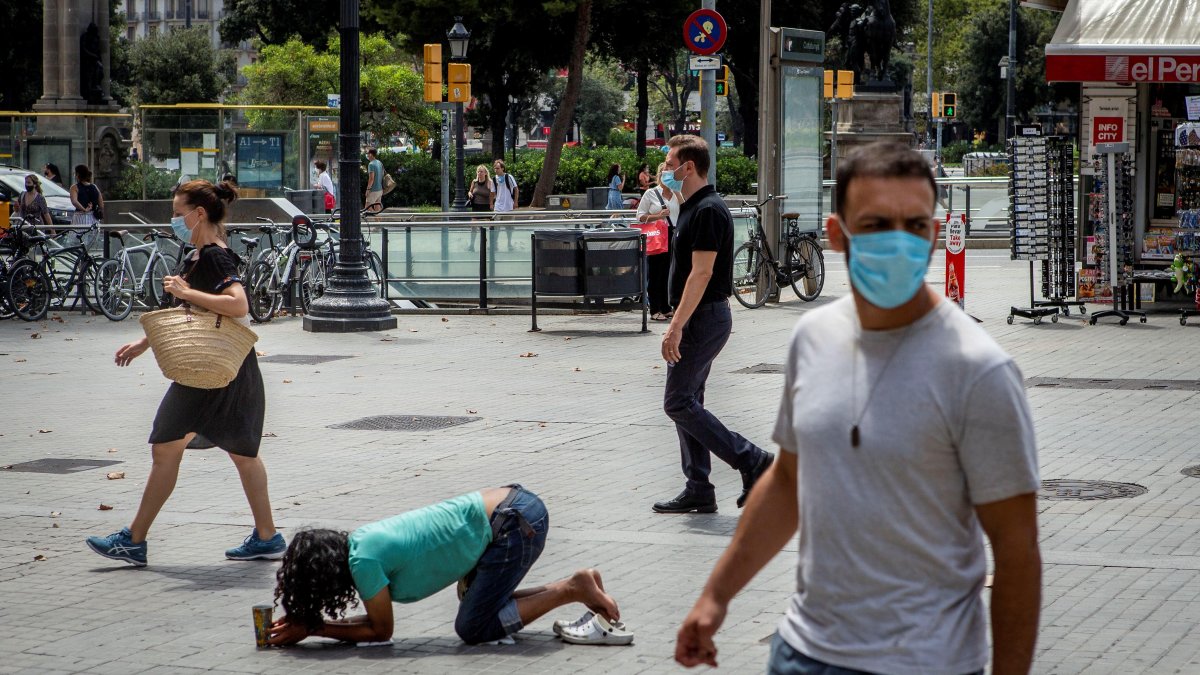 BARCELONA. Una joven se hace una foto. El sector turístico catalán se enfrenta a un nuevo parón, tras la leve reactivación después de la apertura de fronteras.