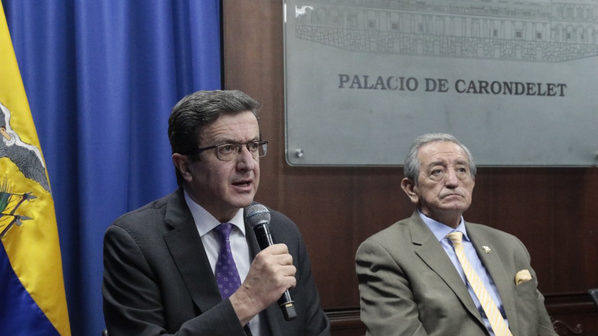 El procurador Íñigo Salvador espera una solución diplomática a la presencia de la flota china frente a Galápagos.