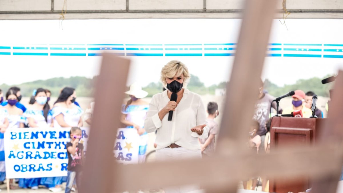 La alcaldesa Cynthia Viteri, en un acto público en la isla Puná.