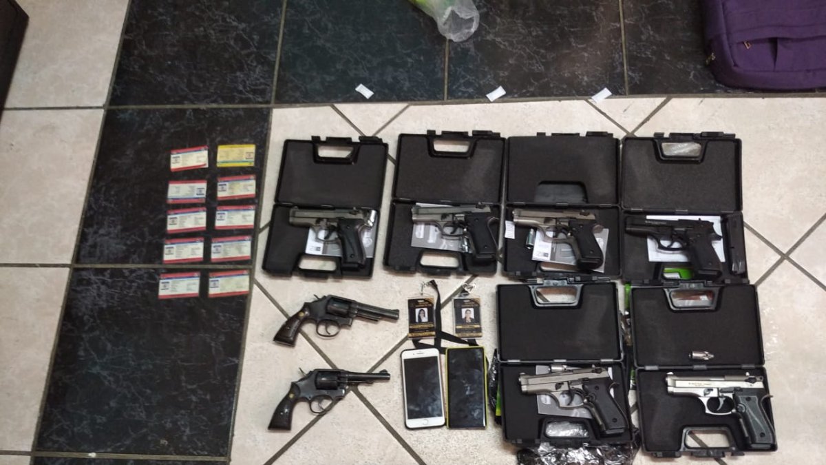 Miembros de Fuerzas Armadas hallaron armas en un vehículo en Guaranda, Bolívar.