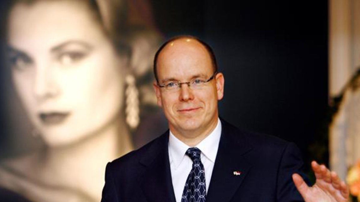 El príncipe, quien está casado, ha tenido aventuras amorosas en sus viajes que le han costado caro.