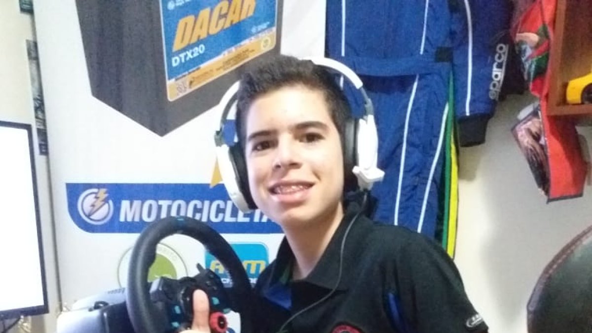 Mediante el uso de un simulador, el joven piloto ecuatoriano busca mantener intactos sus reflejos durante la pandemia de la COVID.