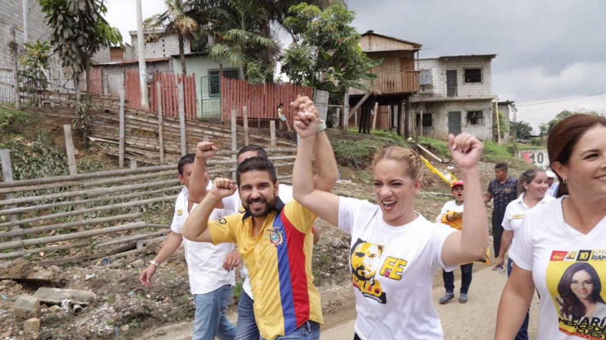 Abdalá Bucaram Pulley junto a su esposa Gabriela Pazmiño en un evento durante la última campaña electoral.