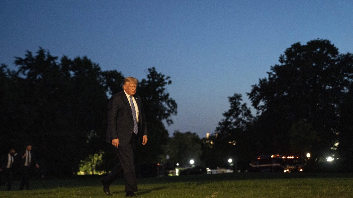 WASHINGTON. Donald Trump, camina desde el helicóptero presidencial hacua la Casa Blanca, este miércoles.