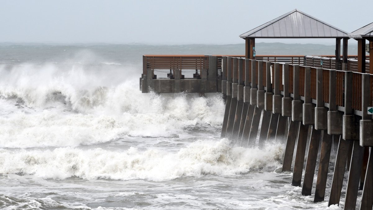 Potencial ciclón podría llegar a Florida a través del Caribe, en la imagen, el muelle del paseo marítimo de Juno Beach en Florida (Estados Unidos).