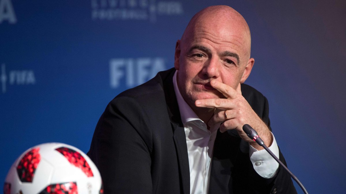La sombra de la duda sigue rondando al mundo del fútbol. El presidente de la FIFA, Gianni Infantino, no está libre de ella.