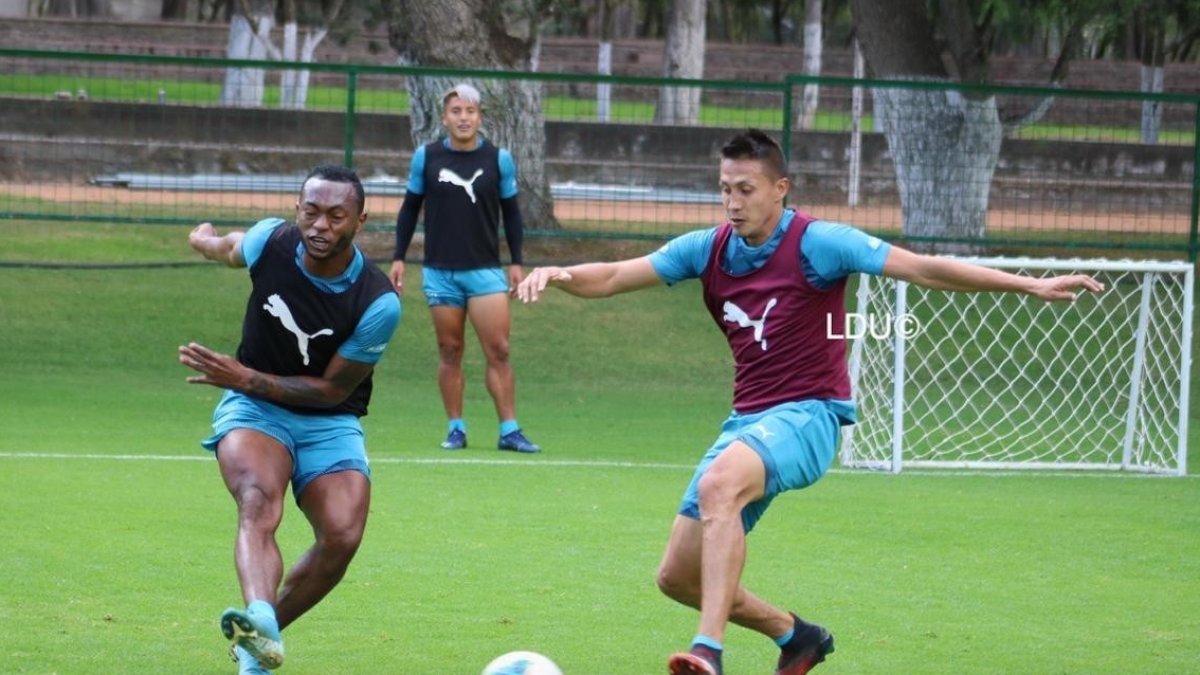 Pedro Pablo Perlaza (i) y Franklin Guerra, jugadores del cuadro albo, jugarían desde el inicio frente a Olmedo en suelo riobambeño..