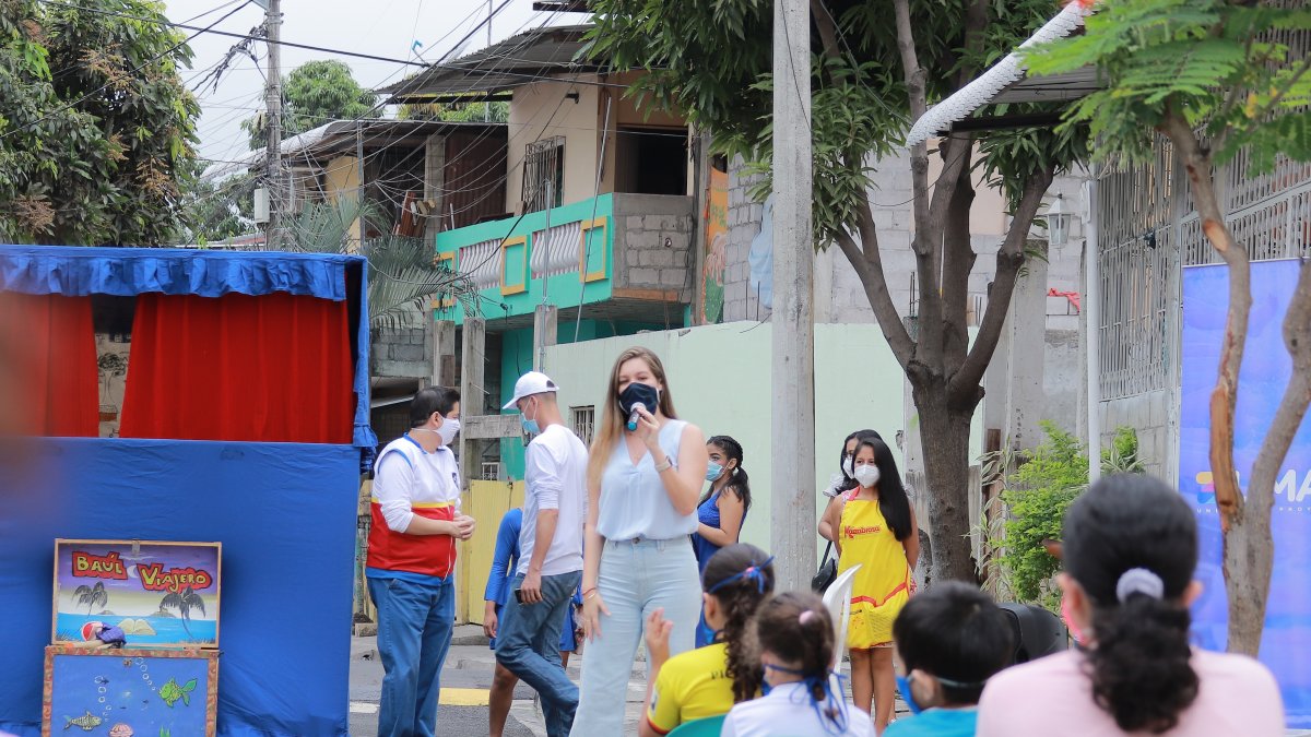 Una de las presentaciones del Baúl Viajero en un barrio de Guayaquil.