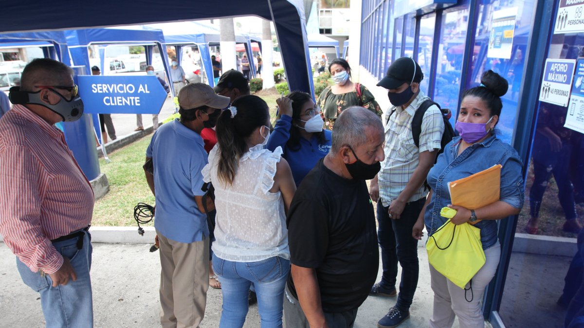 Decenas de usuarios, a diario, acuden a las instalaciones de CNEL para exigir respuestas y soluciones.