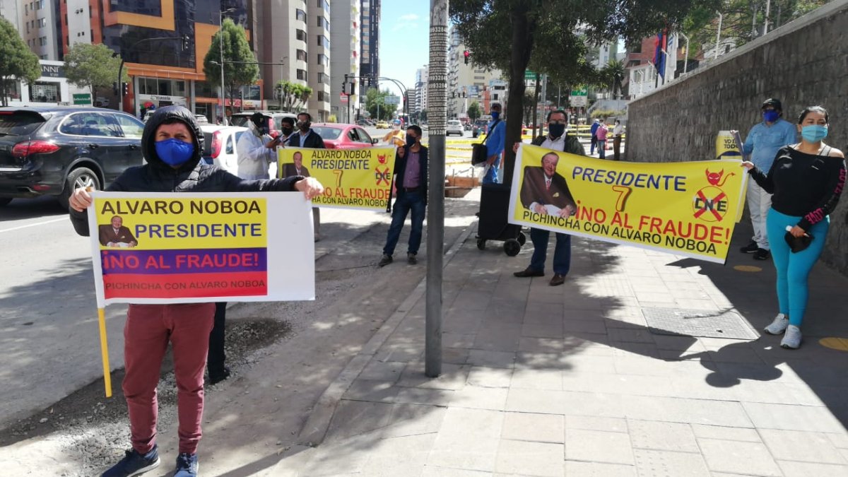 Los simpatizantes de Adelante Ecuatoriano Adelante esperan que los jueces electorales les den la razón