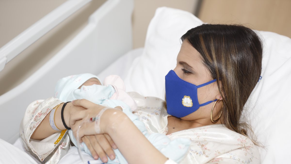 Haydeé Rodic, la primogenita de los sextillizos famosos de los 90 en Ecuador y en el mundo, tiene en sus brazos a su hija, Oliva.