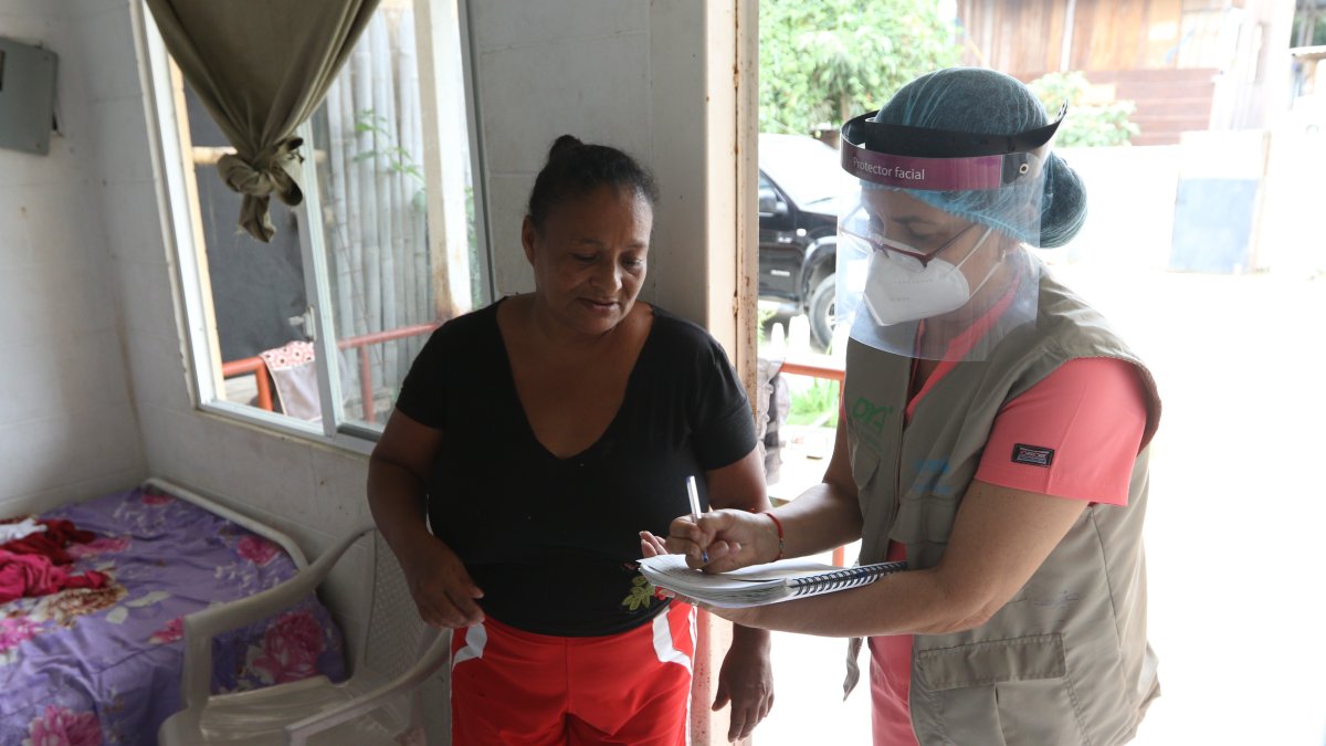 Personal de la ONG DYA visita a las familias de barrios marginales del norte.