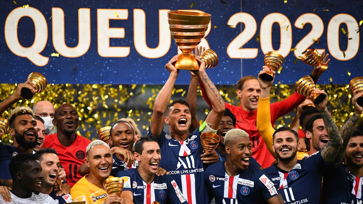 Thiago Silva (c) sostiene el trofeo junto a sus compañeros luego de que el París Saint-Germain hizo suya la última Copa de la Liga.