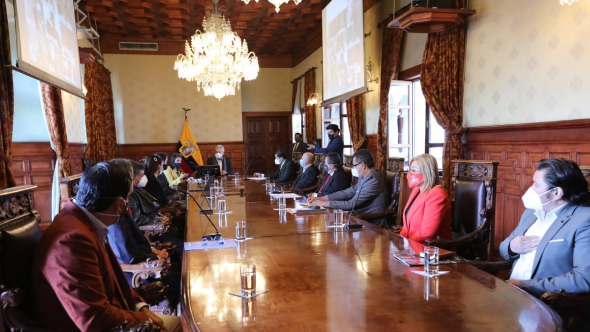 El presidente Lenín Moreno, autoridades del Gobierno y representante de la AME nacional,se reunieron el pasado miércoles