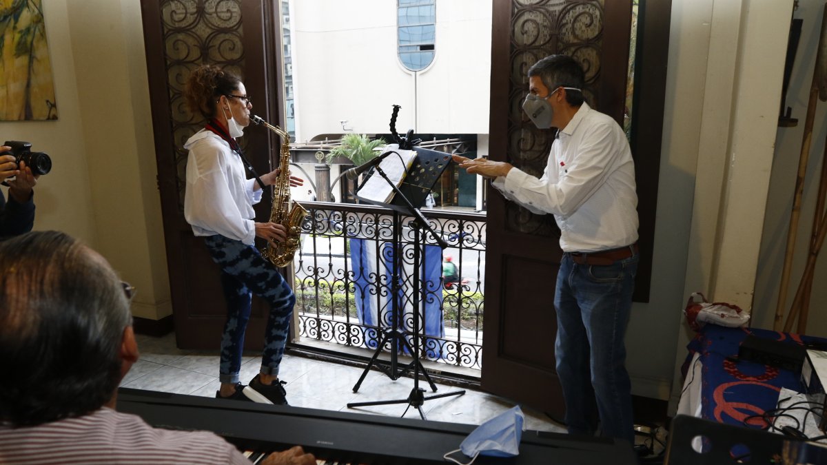 Programa. Todos los artistas, miembros de la Academia Preludio, interpretaron 3 canciones. Entre las de Priscila Pérez, en la imagen, estuvo ‘I feel good’, que fue recibida con aplausos..