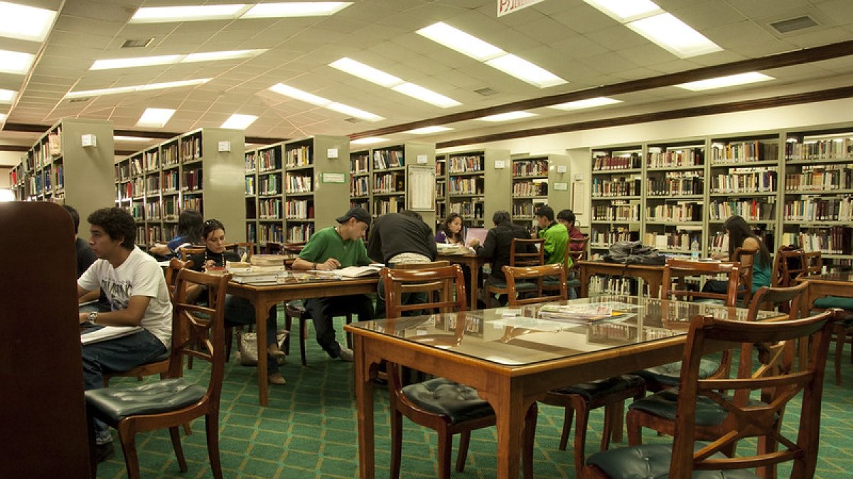 Estudiantes de la Universidad San Francisco de Quito en la Biblioteca, en una imagen correspondiente a un semestre anterior.
