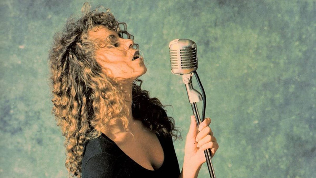 Una imagen de la artista promocionando su álbum debut en 1990.