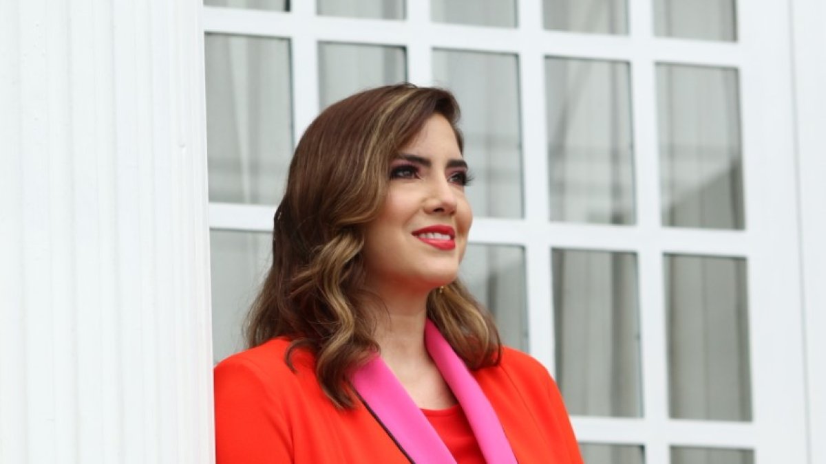 Daniela Guzmán, luce espléndida con este traje sastre rojo