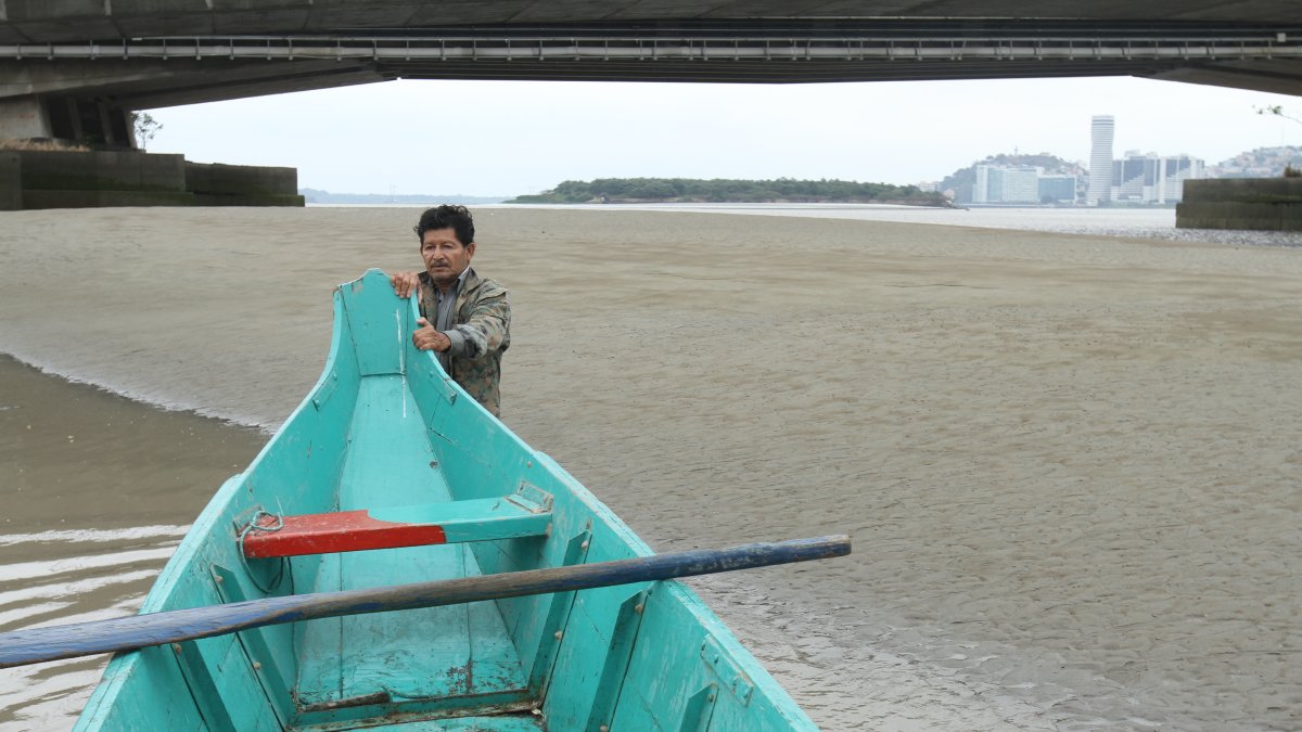 Estado. En el río Guayas hay cúmulos de arena que frenan la navegación.