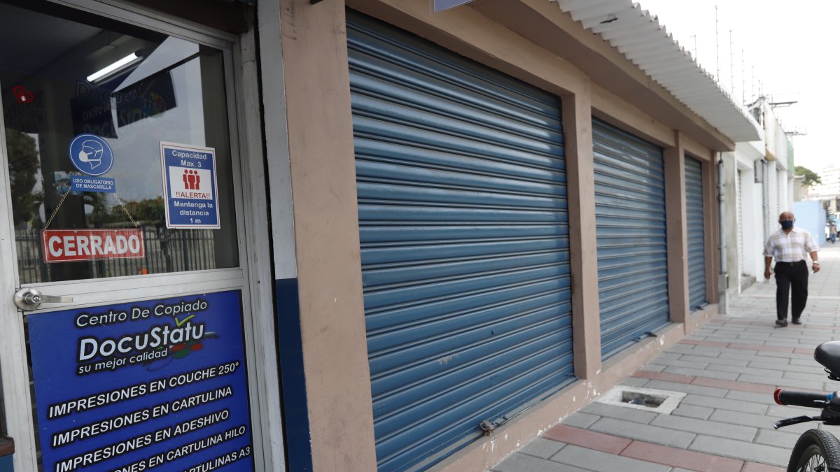 Situación. Algunos locales de las inmediaciones de la Universidad de Guayaquil han cerrado de forma definitiva, otros abren las puerta a la espera de clientes.