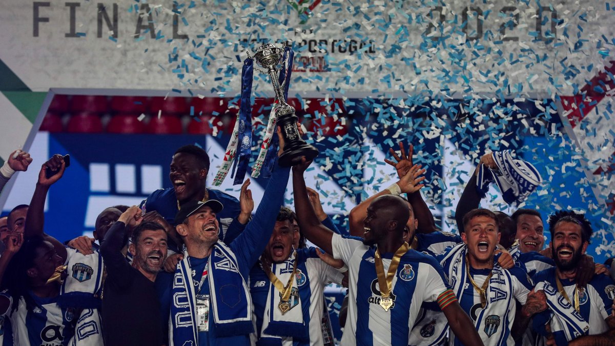 El técnico del Oporto, Sergio Conceicao (i) sostiene el trofeo en la celebración con el arquero español Iker Casillas.