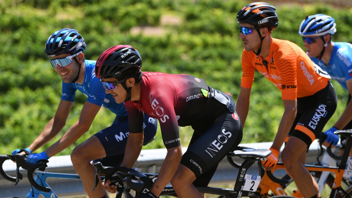 Tricolor. El ciclista carchense (c), sufrió un percance en la competencia, sin embargo busca recuperar tiempo