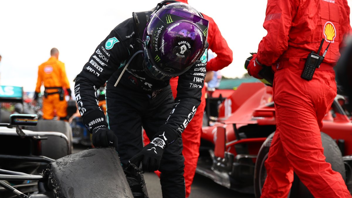 Lewis Hamilton observa el estado del neumático que pinchó en la vuelta final del Gran Premio de Gran Bretaña.