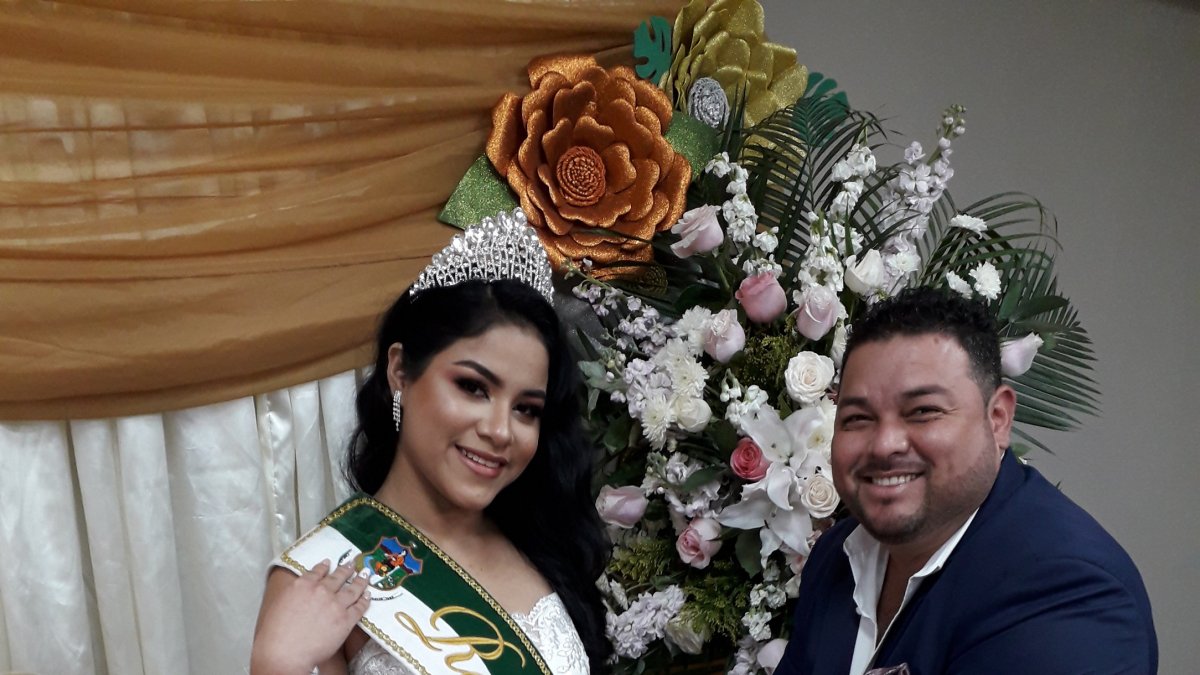 Hecho. El alcalde del cantón, Marvin Salas, le colocó a Melany la banda consagratoria.